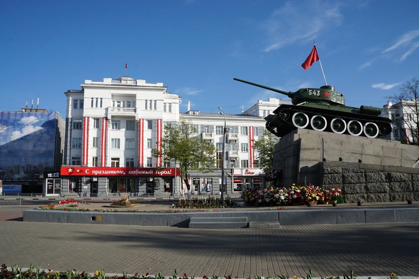 Сквер Танкистов с видом на дом № 11 по Московской улице. Г. Орел, 2015 г. Автор фото: Л. Тучнин