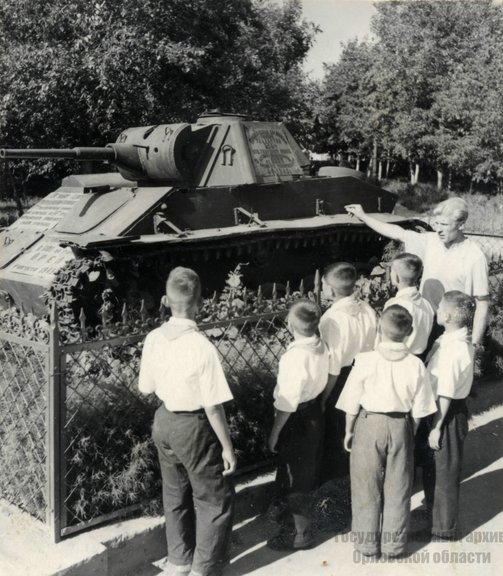 Орловские школьники в сквере Танкистов. 1953 г. Автор фото: Б. Мясников