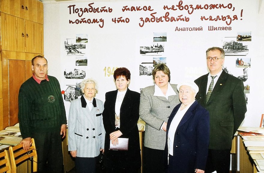 Открытие выставки архивных документов, посвященной 60-летию освобождения Орловщины от немецко-фашистских оккупантов. Вторая слева — организатор подпольного и партизанского движения Яцукова А.У. 7 мая 2003 г. Автор съемки: Н. Зябкин