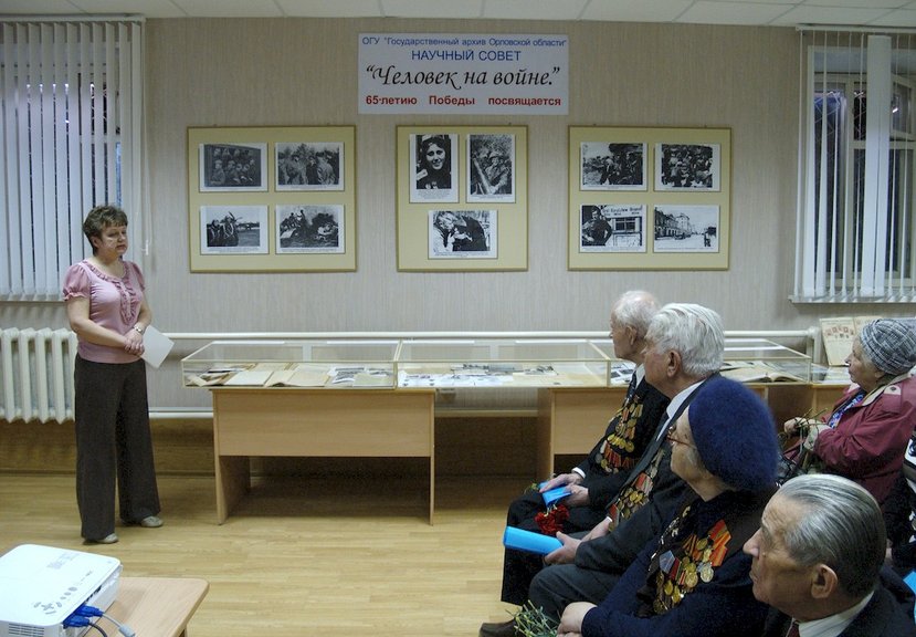 Заседание Научного совета «Человек на войне», посвященного 65-летию Победы. Громова С.А. рассказывает ветеранам о выставке архивных документов. 28 апреля 2010 г.