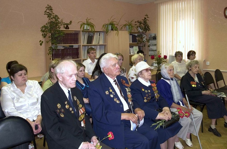 Открытие выставки архивных документов, посвященной 70-летию начала Великой Отечественной войны. Первый ряд слева направо: Юшков Б.В., Цоков Н.Е., Письменная А.С., крайняя справа Алексина Р.М. 24 июня 2011 г.