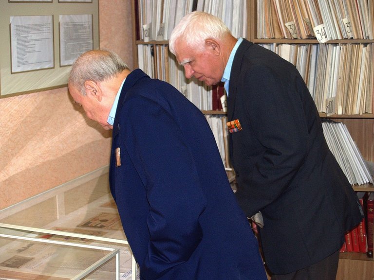 Открытие историко-документальной выставки «Письма с фронта», посвященной 70-летию освобождения Орловской области от гитлеровских оккупантов. Знакомство ветеранов с экспозицией. 1 августа 2013 г.